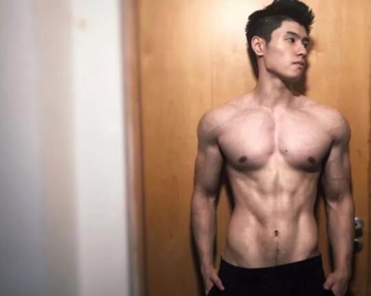 看点∣185.c.m筋肉健身教练荷尔蒙爆棚，难得的白净帅气双眼皮肌肉男！ - 51虹马