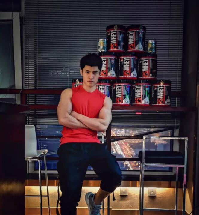 看点∣185.c.m筋肉健身教练荷尔蒙爆棚，难得的白净帅气双眼皮肌肉男！ - 51虹马