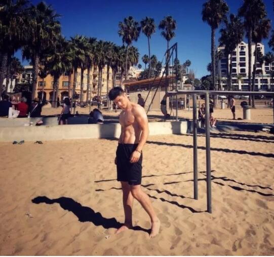 看点∣185.c.m筋肉健身教练荷尔蒙爆棚，难得的白净帅气双眼皮肌肉男！ - 51虹马