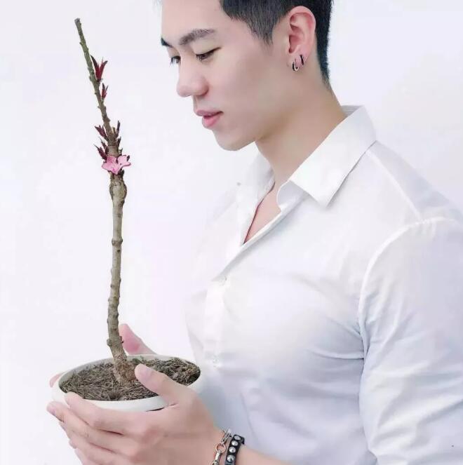 看点∣给胸肌买保险？盯档猫最爱的翘臀健身教练兼禸褲男模，网传男神…… - 51虹马