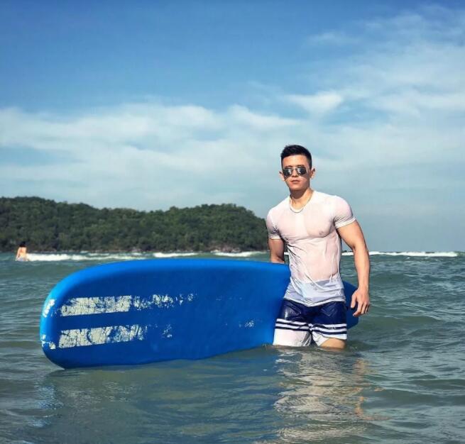 看点∣肌肉网红网球小哥,海边清凉照+健身房心机秀翘臀,越玩越大了惹~ - 51虹马 看点∣肌肉网红网球小哥,海边清凉照+健身房心机秀翘臀,越玩越大了惹~ - 51虹马