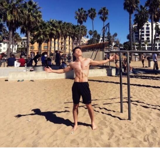 看点∣185.c.m筋肉健身教练荷尔蒙爆棚，难得的白净帅气双眼皮肌肉男！ - 51虹马