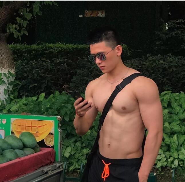 看点∣肌肉网红网球小哥,海边清凉照+健身房心机秀翘臀,越玩越大了惹~ - 51虹马 看点∣肌肉网红网球小哥,海边清凉照+健身房心机秀翘臀,越玩越大了惹~ - 51虹马