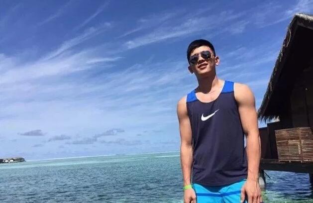 看点∣肌肉网红网球小哥,海边清凉照+健身房心机秀翘臀,越玩越大了惹~ - 51虹马 看点∣肌肉网红网球小哥,海边清凉照+健身房心机秀翘臀,越玩越大了惹~ - 51虹马