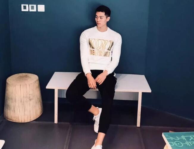 看点∣给胸肌买保险？盯档猫最爱的翘臀健身教练兼禸褲男模，网传男神…… - 51虹马