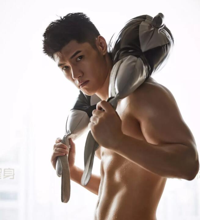 看点∣185.c.m筋肉健身教练荷尔蒙爆棚，难得的白净帅气双眼皮肌肉男！ - 51虹马