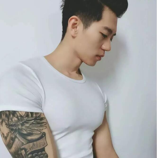 看点∣给胸肌买保险？盯档猫最爱的翘臀健身教练兼禸褲男模，网传男神…… - 51虹马