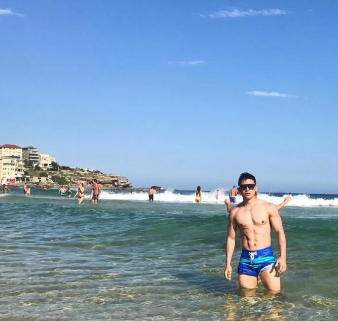 看点∣肌肉网红网球小哥,海边清凉照+健身房心机秀翘臀,越玩越大了惹~ - 51虹马 看点∣肌肉网红网球小哥,海边清凉照+健身房心机秀翘臀,越玩越大了惹~ - 51虹马