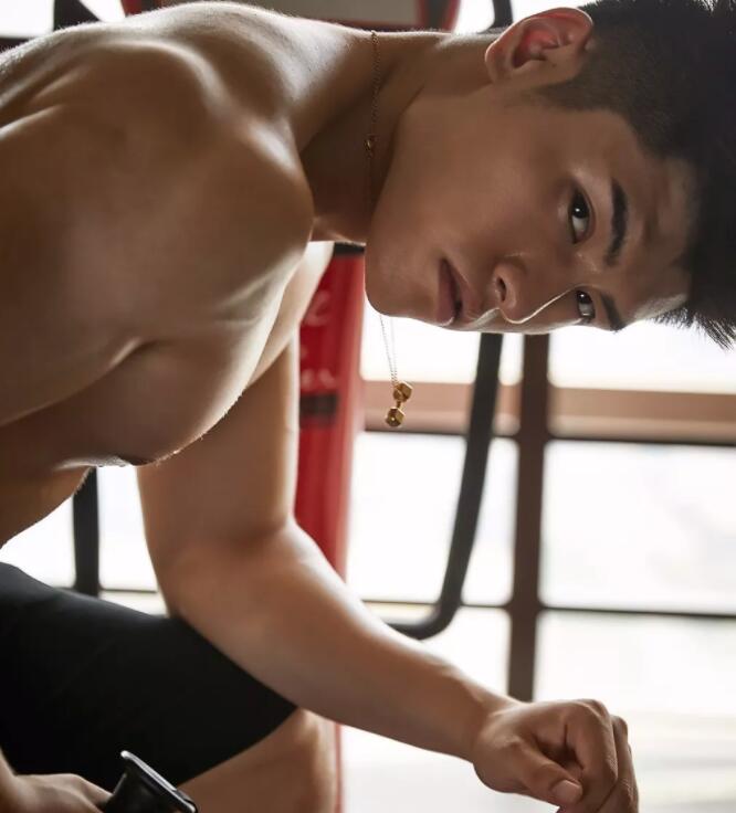 看点∣185.c.m筋肉健身教练荷尔蒙爆棚，难得的白净帅气双眼皮肌肉男！ - 51虹马