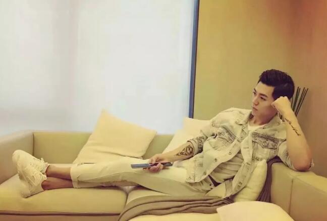 看点∣给胸肌买保险？盯档猫最爱的翘臀健身教练兼禸褲男模，网传男神…… - 51虹马