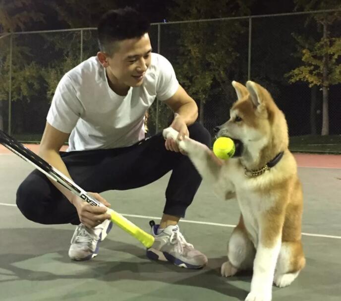 看点∣肌肉网红网球小哥，海边清凉照+健身房心机秀翘臀，越玩越大了惹~ - 51虹马