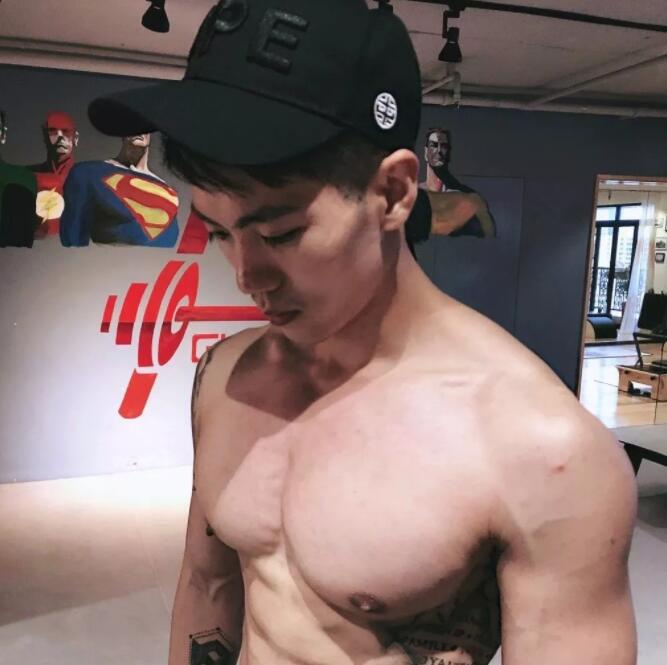 看点∣给胸肌买保险?盯档猫最爱的翘臀健身教练兼禸褲男模,网传男神…… - 51虹马 看点∣给胸肌买保险?盯档猫最爱的翘臀健身教练兼禸褲男模,网传男神…… - 51虹马