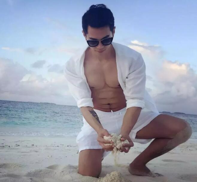 看点∣给胸肌买保险？盯档猫最爱的翘臀健身教练兼禸褲男模，网传男神…… - 51虹马