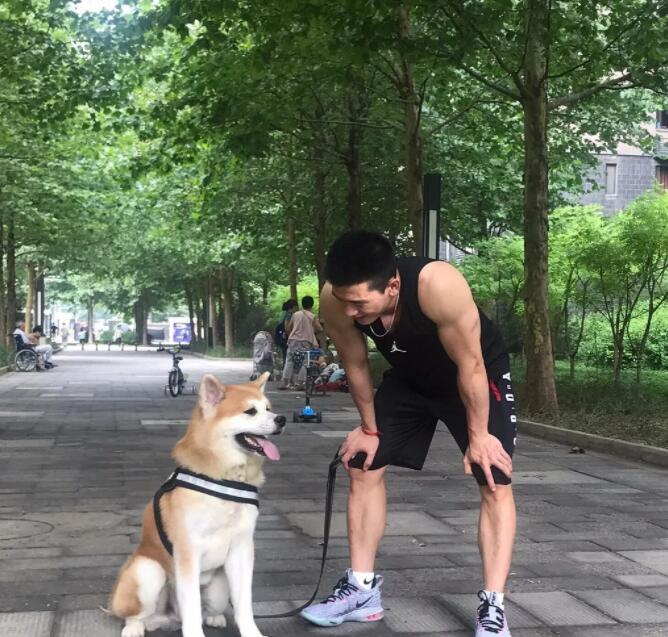 看点∣肌肉网红网球小哥,海边清凉照+健身房心机秀翘臀,越玩越大了惹~ - 51虹马 看点∣肌肉网红网球小哥,海边清凉照+健身房心机秀翘臀,越玩越大了惹~ - 51虹马