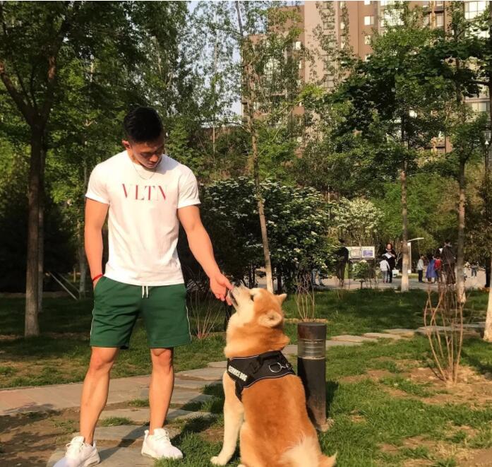 看点∣肌肉网红网球小哥,海边清凉照+健身房心机秀翘臀,越玩越大了惹~ - 51虹马 看点∣肌肉网红网球小哥,海边清凉照+健身房心机秀翘臀,越玩越大了惹~ - 51虹马