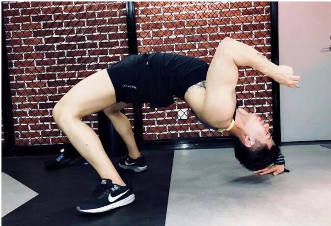 看点∣给胸肌买保险？盯档猫最爱的翘臀健身教练兼禸褲男模，网传男神…… - 51虹马