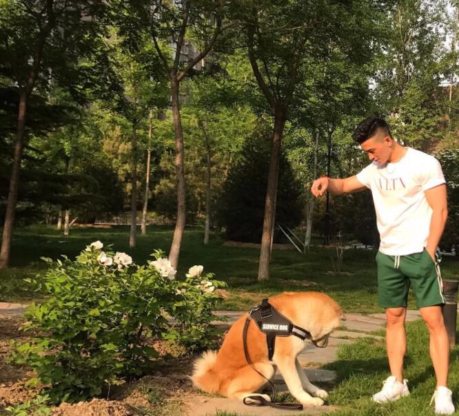 看点∣肌肉网红网球小哥,海边清凉照+健身房心机秀翘臀,越玩越大了惹~ - 51虹马 看点∣肌肉网红网球小哥,海边清凉照+健身房心机秀翘臀,越玩越大了惹~ - 51虹马