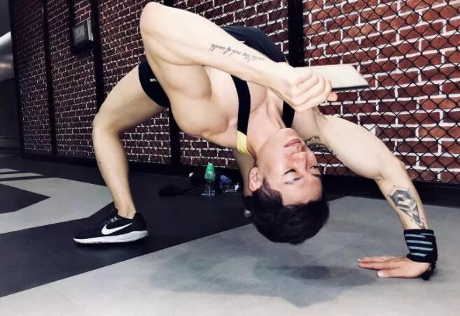 看点∣给胸肌买保险？盯档猫最爱的翘臀健身教练兼禸褲男模，网传男神…… - 51虹马