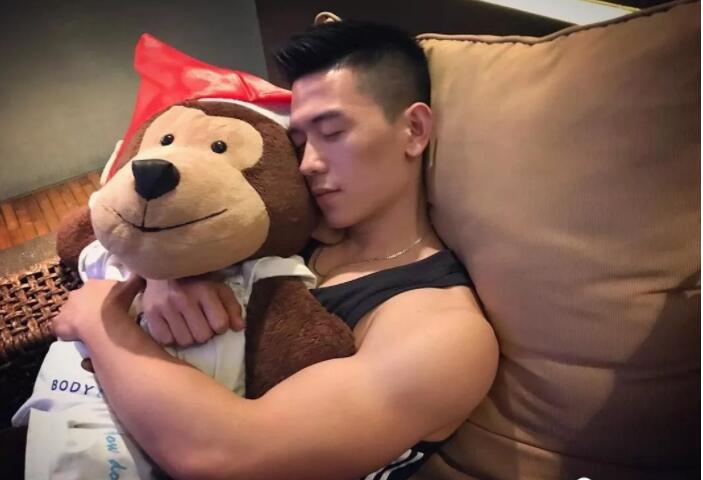 看点∣肌肉网红网球小哥,海边清凉照+健身房心机秀翘臀,越玩越大了惹~ - 51虹马 看点∣肌肉网红网球小哥,海边清凉照+健身房心机秀翘臀,越玩越大了惹~ - 51虹马