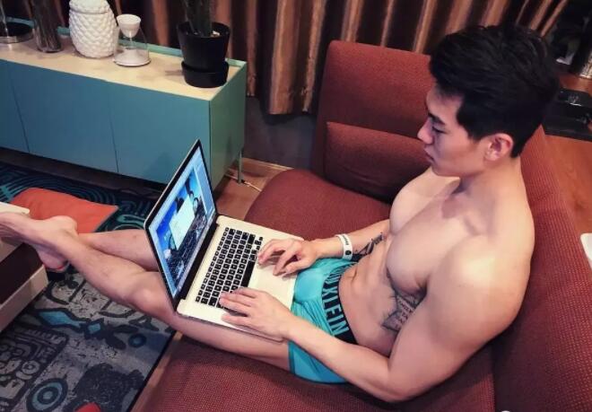 看点∣给胸肌买保险？盯档猫最爱的翘臀健身教练兼禸褲男模，网传男神…… - 51虹马