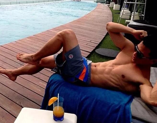 看点∣肌肉网红网球小哥,海边清凉照+健身房心机秀翘臀,越玩越大了惹~ - 51虹马 看点∣肌肉网红网球小哥,海边清凉照+健身房心机秀翘臀,越玩越大了惹~ - 51虹马