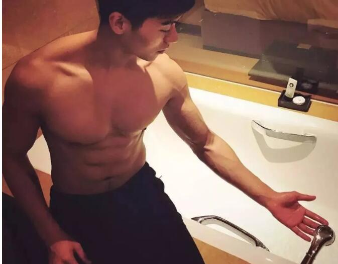 看点∣给胸肌买保险?盯档猫最爱的翘臀健身教练兼禸褲男模,网传男神…… - 51虹马 看点∣给胸肌买保险?盯档猫最爱的翘臀健身教练兼禸褲男模,网传男神…… - 51虹马