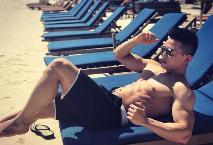 看点∣肌肉网红网球小哥,海边清凉照+健身房心机秀翘臀,越玩越大了惹~ - 51虹马 看点∣肌肉网红网球小哥,海边清凉照+健身房心机秀翘臀,越玩越大了惹~ - 51虹马