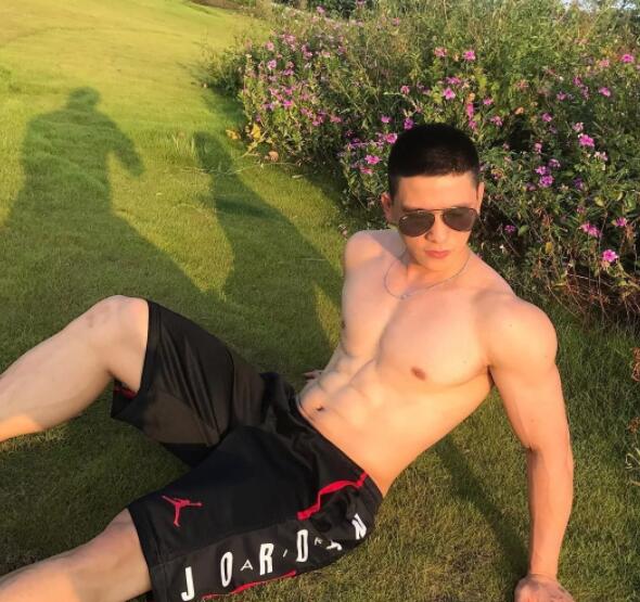 看点∣肌肉网红网球小哥,海边清凉照+健身房心机秀翘臀,越玩越大了惹~ - 51虹马 看点∣肌肉网红网球小哥,海边清凉照+健身房心机秀翘臀,越玩越大了惹~ - 51虹马