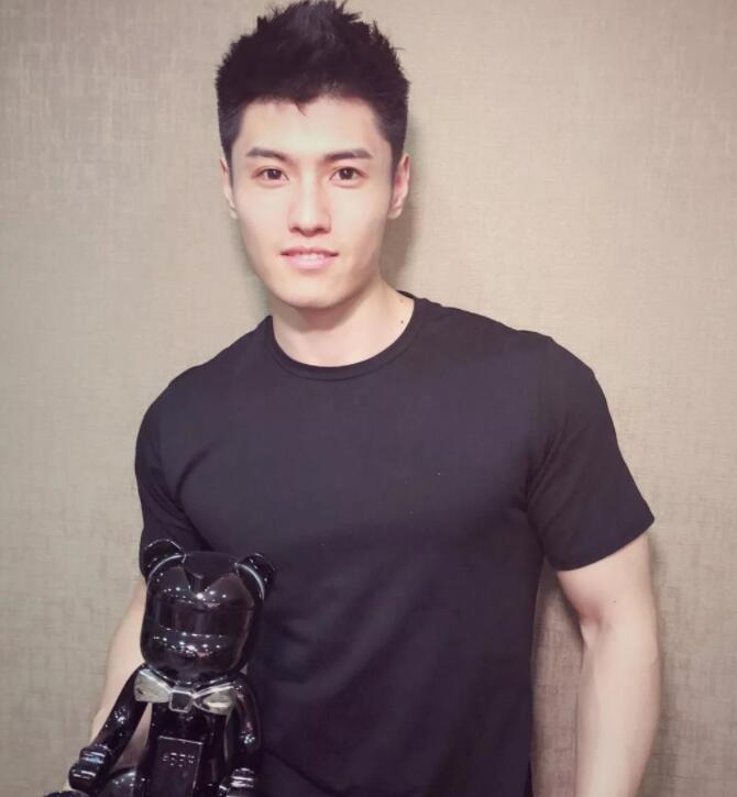 看点∣185.c.m筋肉健身教练荷尔蒙爆棚，难得的白净帅气双眼皮肌肉男！ - 51虹马