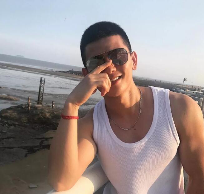 看点∣肌肉网红网球小哥,海边清凉照+健身房心机秀翘臀,越玩越大了惹~ - 51虹马 看点∣肌肉网红网球小哥,海边清凉照+健身房心机秀翘臀,越玩越大了惹~ - 51虹马