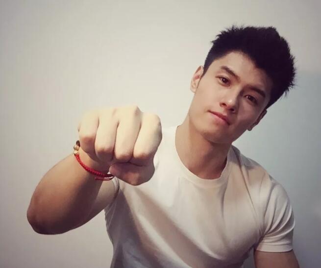 看点∣185.c.m筋肉健身教练荷尔蒙爆棚，难得的白净帅气双眼皮肌肉男！ - 51虹马