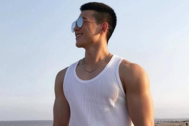 看点∣肌肉网红网球小哥,海边清凉照+健身房心机秀翘臀,越玩越大了惹~ - 51虹马 看点∣肌肉网红网球小哥,海边清凉照+健身房心机秀翘臀,越玩越大了惹~ - 51虹马