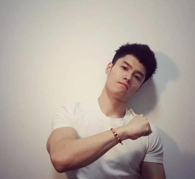 看点∣185.c.m筋肉健身教练荷尔蒙爆棚，难得的白净帅气双眼皮肌肉男！ - 51虹马