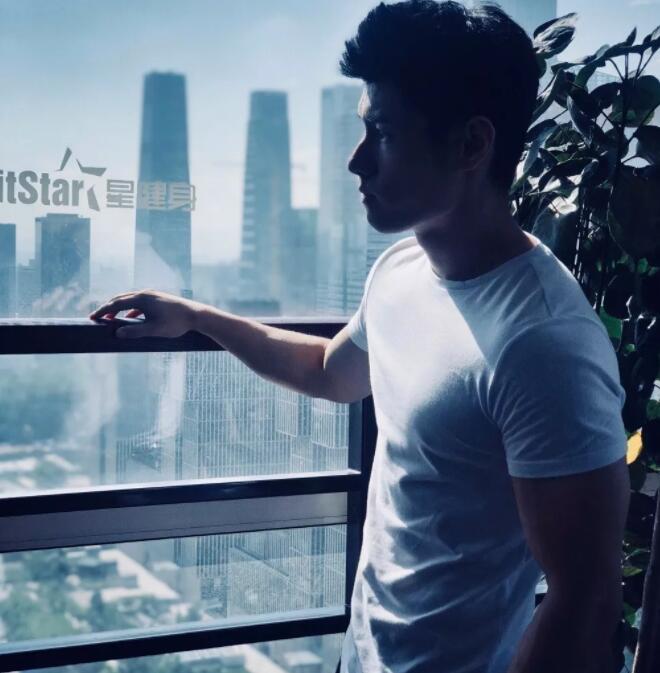 看点∣185.c.m筋肉健身教练荷尔蒙爆棚，难得的白净帅气双眼皮肌肉男！ - 51虹马