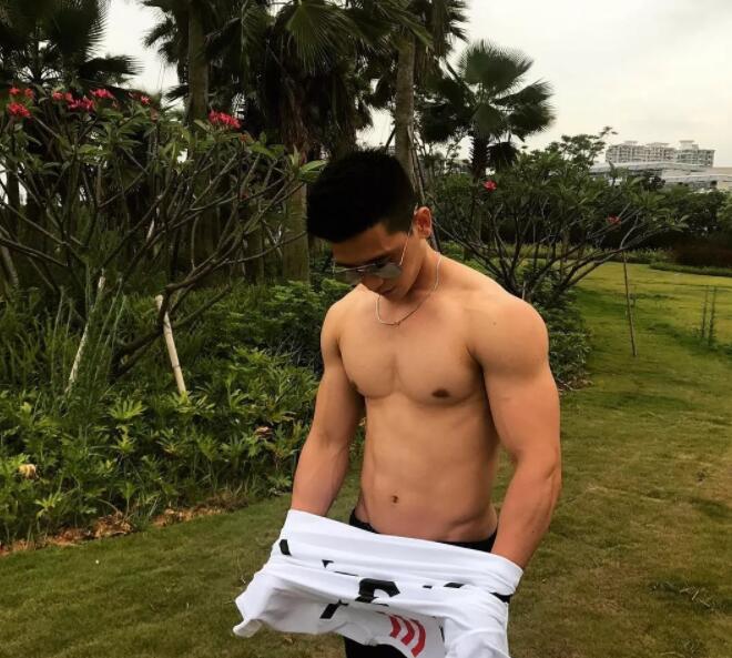 看点∣肌肉网红网球小哥,海边清凉照+健身房心机秀翘臀,越玩越大了惹~ - 51虹马 看点∣肌肉网红网球小哥,海边清凉照+健身房心机秀翘臀,越玩越大了惹~ - 51虹马