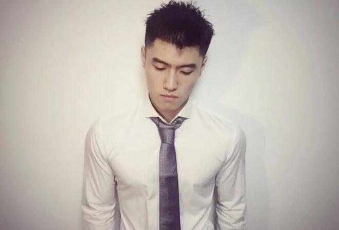 看点∣185.c.m筋肉健身教练荷尔蒙爆棚，难得的白净帅气双眼皮肌肉男！ - 51虹马