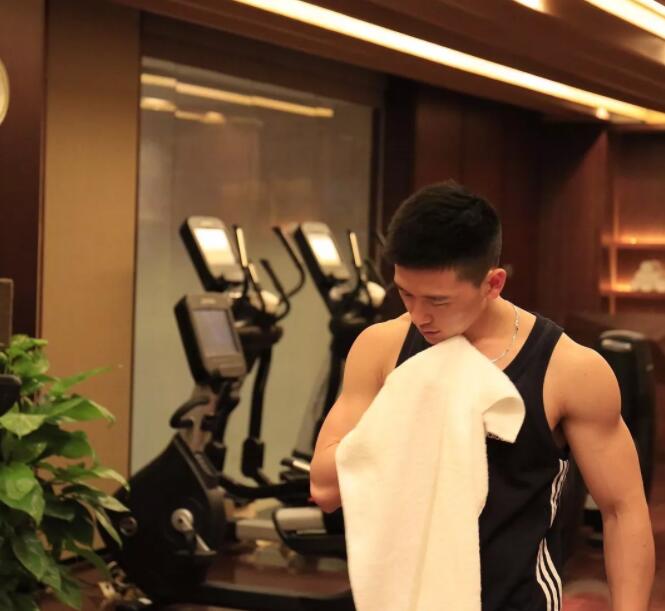 看点∣肌肉网红网球小哥,海边清凉照+健身房心机秀翘臀,越玩越大了惹~ - 51虹马 看点∣肌肉网红网球小哥,海边清凉照+健身房心机秀翘臀,越玩越大了惹~ - 51虹马