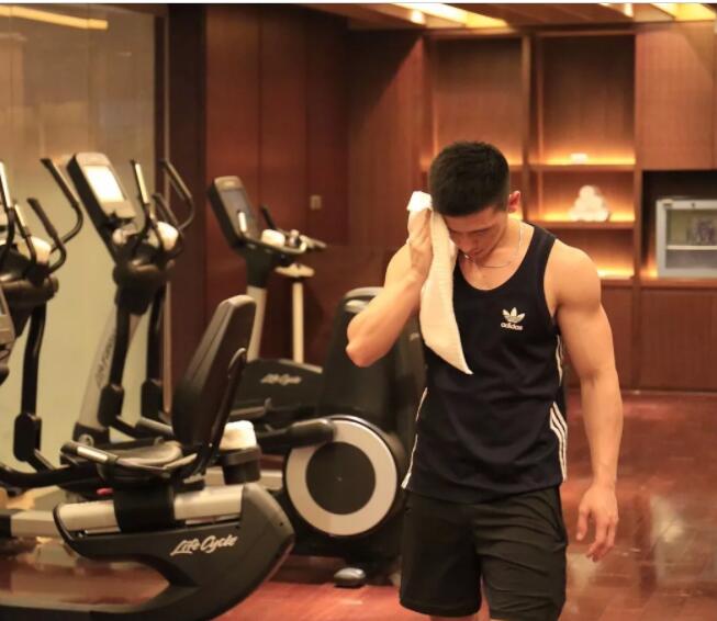 看点∣肌肉网红网球小哥,海边清凉照+健身房心机秀翘臀,越玩越大了惹~ - 51虹马 看点∣肌肉网红网球小哥,海边清凉照+健身房心机秀翘臀,越玩越大了惹~ - 51虹马