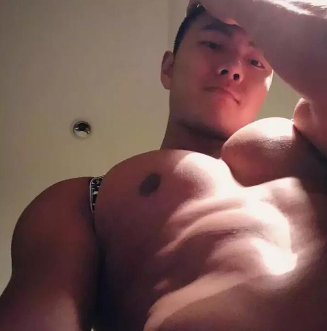 几年过去，他还是稳坐国内第一翘臀网红宝座 - 51虹马