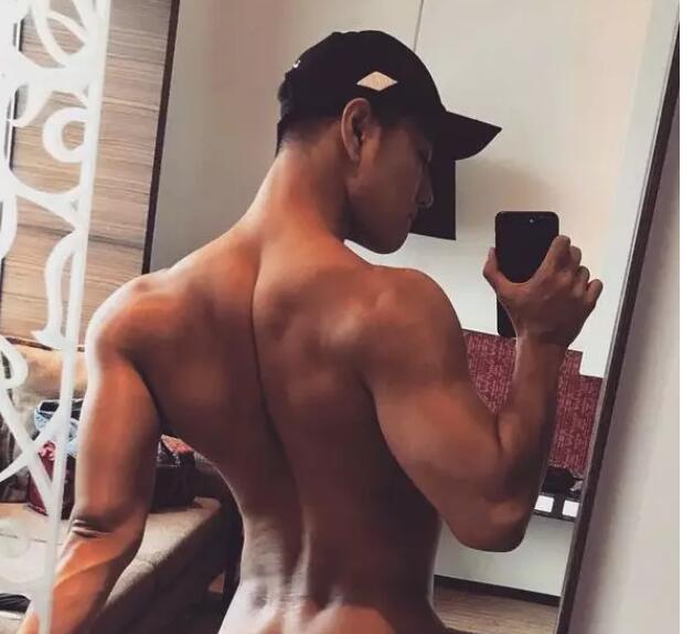 几年过去，他还是稳坐国内第一翘臀网红宝座 - 51虹马