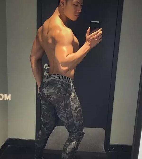 几年过去，他还是稳坐国内第一翘臀网红宝座 - 51虹马