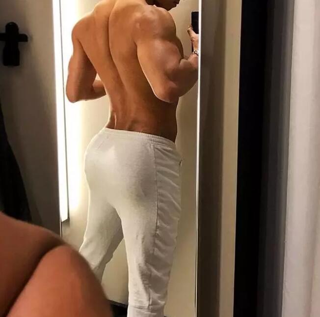 几年过去，他还是稳坐国内第一翘臀网红宝座 - 51虹马