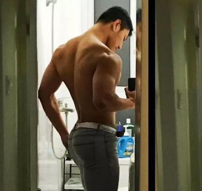 几年过去，他还是稳坐国内第一翘臀网红宝座 - 51虹马