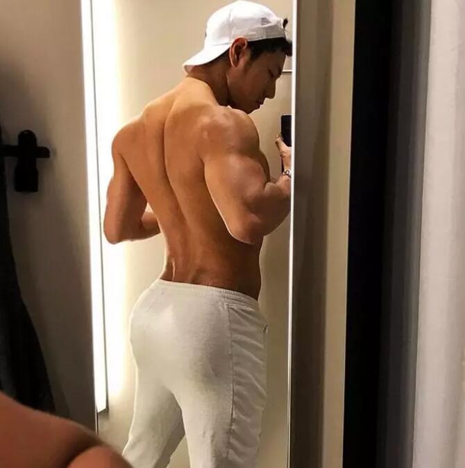 几年过去，他还是稳坐国内第一翘臀网红宝座 - 51虹马