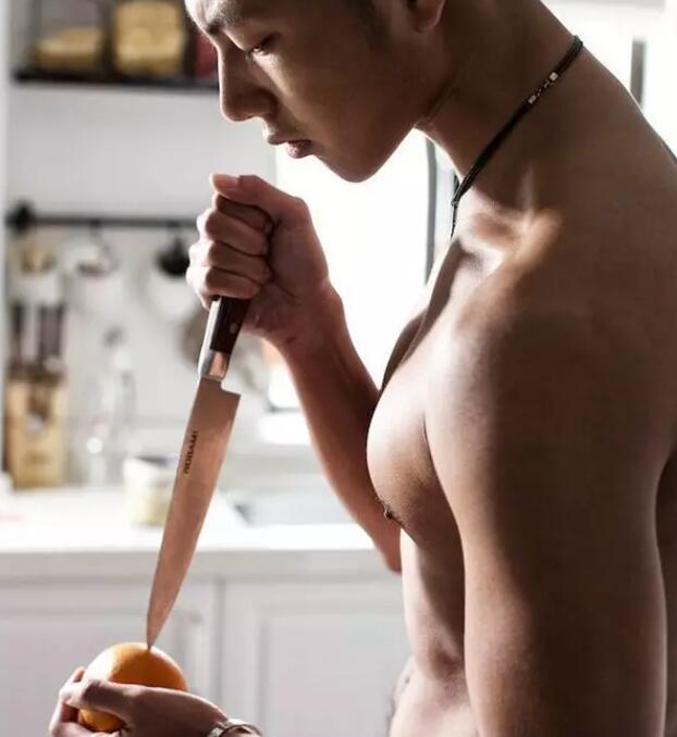 几年过去，他还是稳坐国内第一翘臀网红宝座 - 51虹马