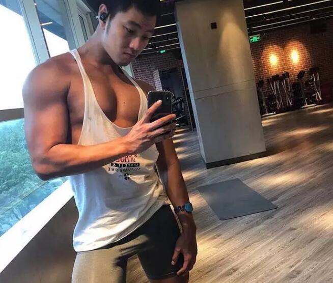 几年过去，他还是稳坐国内第一翘臀网红宝座 - 51虹马