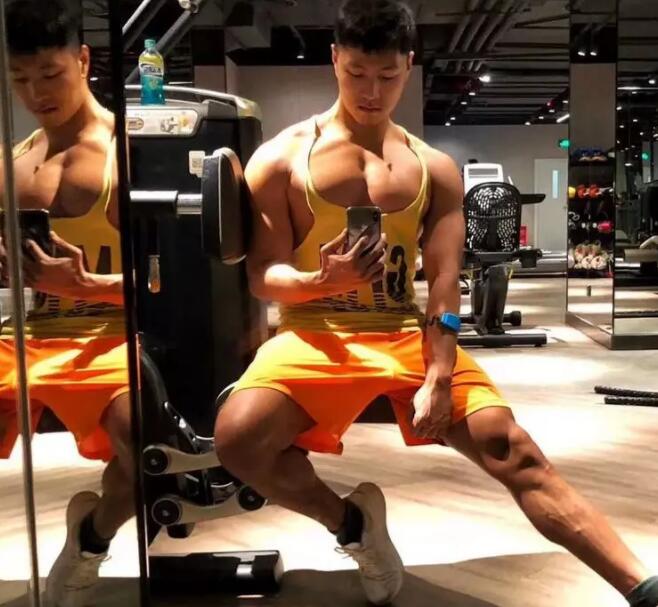 几年过去，他还是稳坐国内第一翘臀网红宝座 - 51虹马