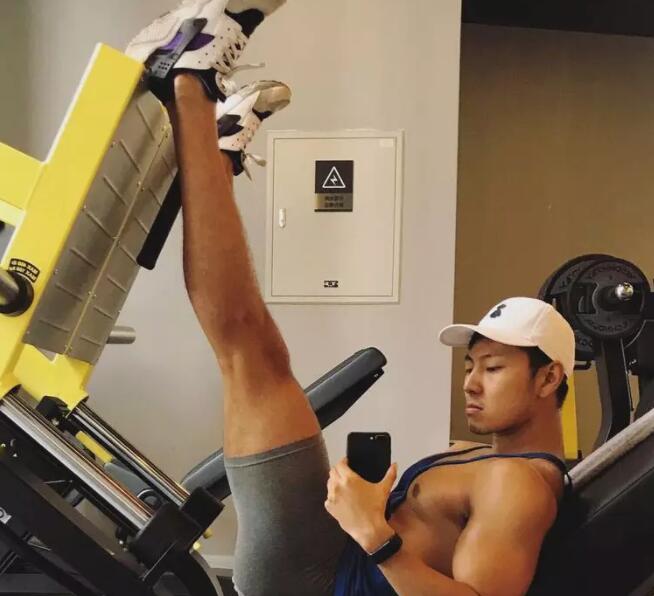 几年过去，他还是稳坐国内第一翘臀网红宝座 - 51虹马