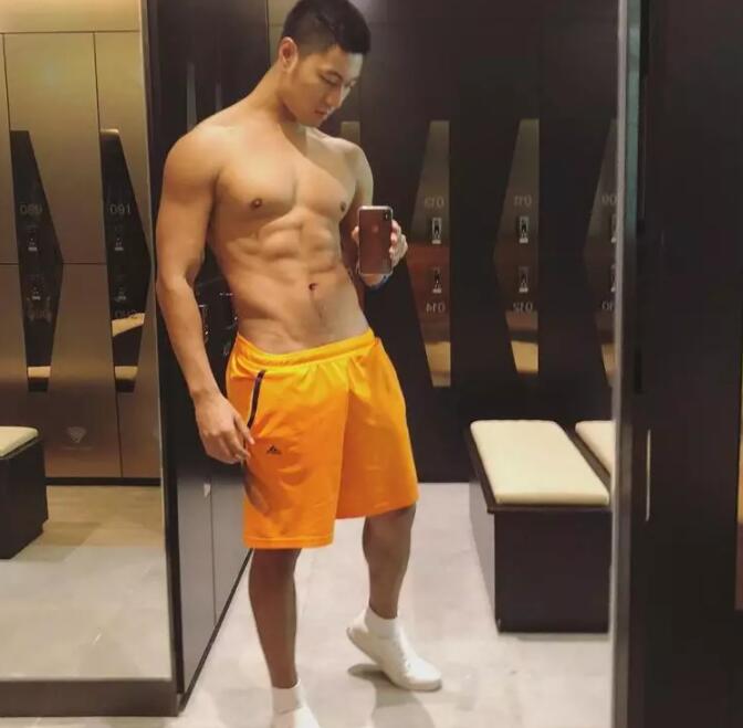 几年过去，他还是稳坐国内第一翘臀网红宝座 - 51虹马