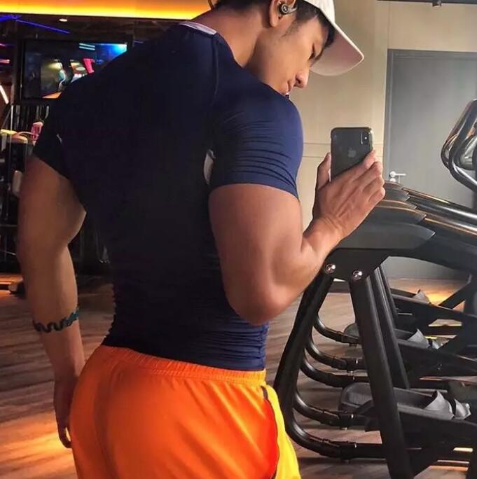 几年过去，他还是稳坐国内第一翘臀网红宝座 - 51虹马